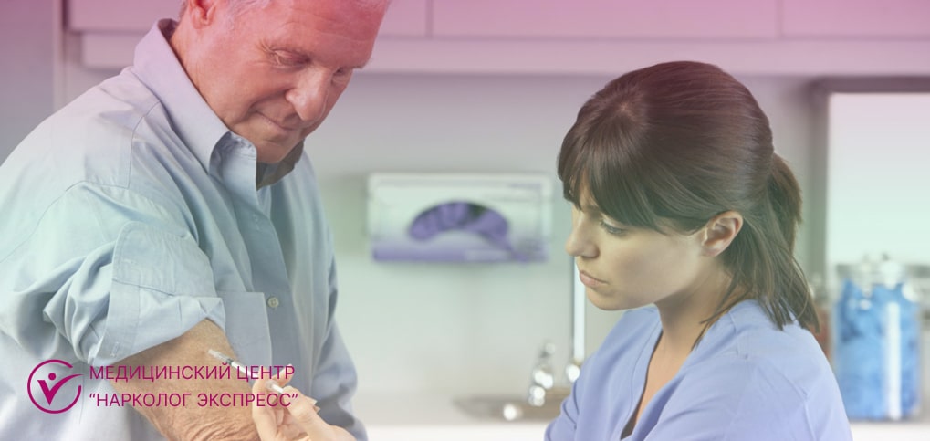 Пациент получает инъекцию Врач делает укол