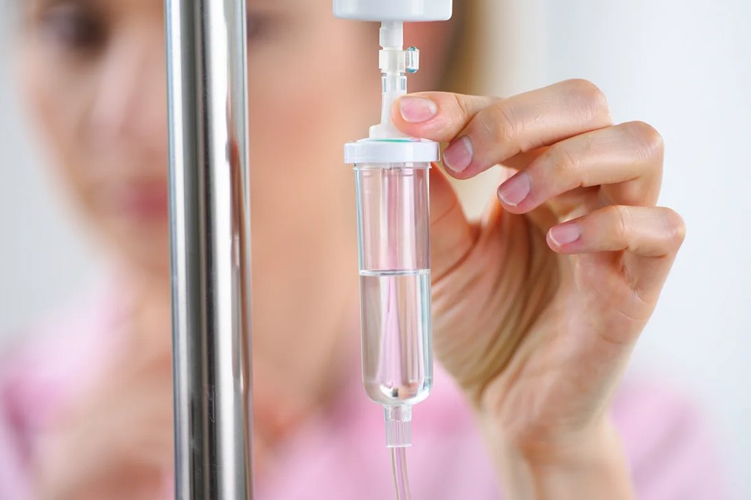 Врач и капельница